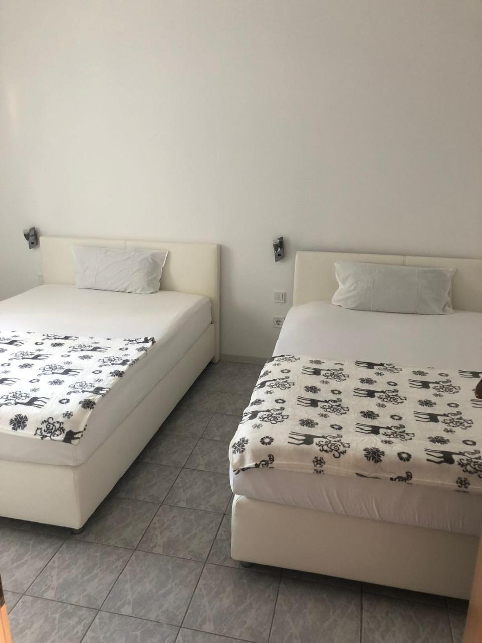 Apartman Ylli Necujam Exterior photo