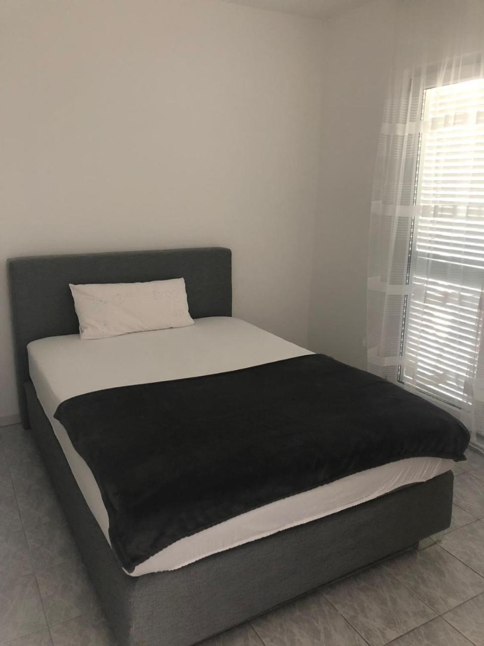 Apartman Ylli Necujam Exterior photo